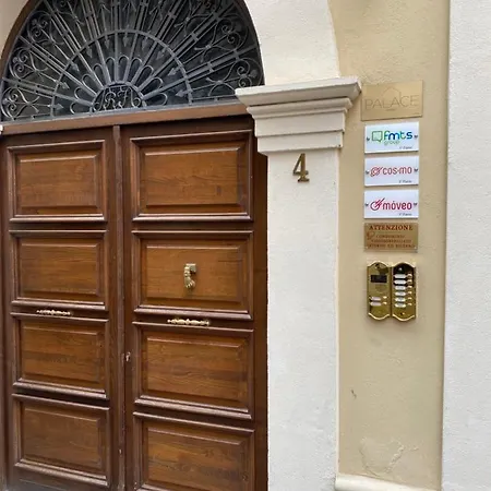 Hotel Palace Eight - &