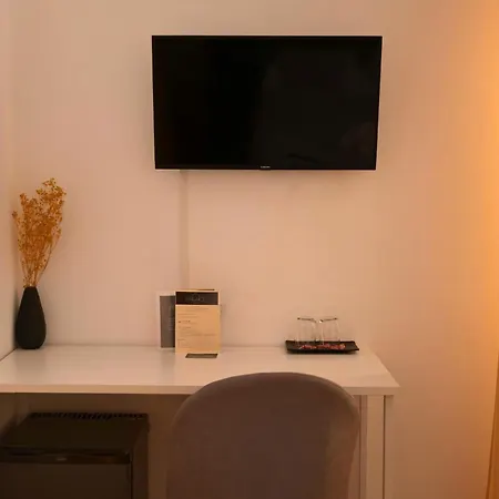 Palace Eight - & מלון *