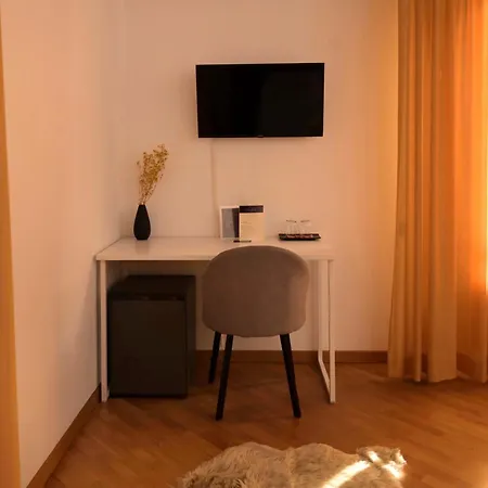Hotel Palace Eight - & *