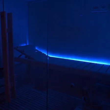 Palace Eight - & מלון