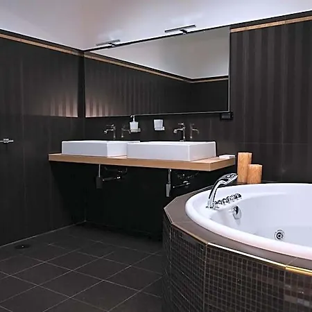 Hotel Palace Eight - & *