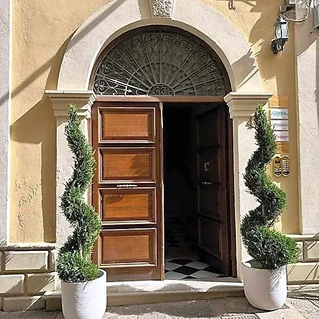 Hotel Palace Eight - &