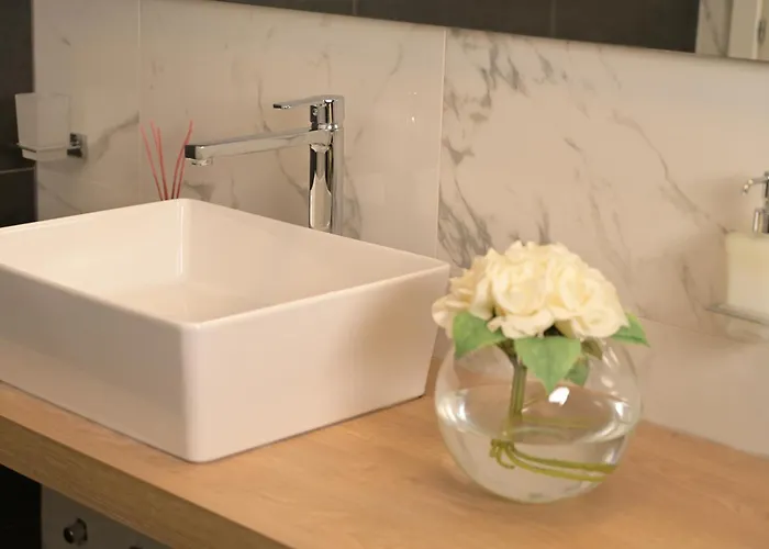 Palace Eight - & 酒店